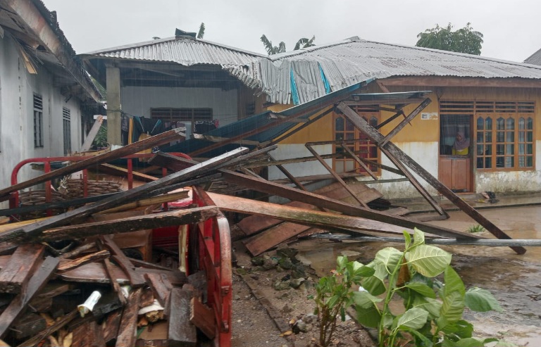 Kondisi Rumah Warga Usai Angin Puting Beliung. (Rakyatmu)