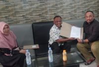 Asisten II Setda Kabupaten Pulau Taliabu, Ma'aruf Menyerahkan Dokumen Penataan Perangkat Daerah ke Biro Organisasi Provinsi Maluku utara. (Rakyatmu)