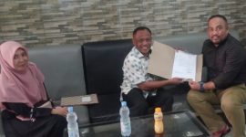 Asisten II Setda Kabupaten Pulau Taliabu, Ma'aruf Menyerahkan Dokumen Penataan Perangkat Daerah ke Biro Organisasi Provinsi Maluku utara. (Rakyatmu)