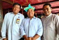 Staf Khusus Kemenaker RI Caswiyono Rusydie Cakrawangsa (gunakan tuala lipa) bersama Kepala Kampoeng Malenesia Mukhtar Adam (kanan) dan Kepala BPVP Kota Ternate Abdul Aziz. (Rakyatmu)