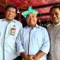 Staf Khusus Kemenaker RI Caswiyono Rusydie Cakrawangsa (gunakan tuala lipa) bersama Kepala Kampoeng Malenesia Mukhtar Adam (kanan) dan Kepala BPVP Kota Ternate Abdul Aziz. (Rakyatmu)