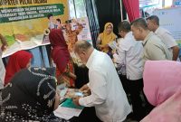 Wakil Gubernur Maluku Utara, M. Al Yasin Ali Melihat Stand Pameran TPPS Kabupaten Pulau Taliabu. (Rakyatmu)