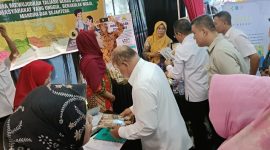 Wakil Gubernur Maluku Utara, M. Al Yasin Ali Melihat Stand Pameran TPPS Kabupaten Pulau Taliabu. (Rakyatmu)