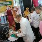 Wakil Gubernur Maluku Utara, M. Al Yasin Ali Melihat Stand Pameran TPPS Kabupaten Pulau Taliabu. (Rakyatmu)