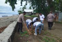Polres Halmahera Utara Bersama Siswa SMA dan Masyarakat Membersihkan Sampah di Pesisir Pantai. (Rakyatmu)