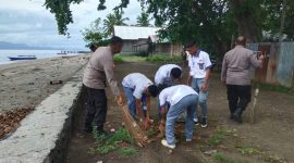 Polres Halmahera Utara Bersama Siswa SMA dan Masyarakat Membersihkan Sampah di Pesisir Pantai. (Rakyatmu)