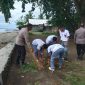 Polres Halmahera Utara Bersama Siswa SMA dan Masyarakat Membersihkan Sampah di Pesisir Pantai. (Rakyatmu)