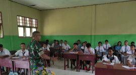 Danramil 1508-01/Tobelo Mayor Inf I Putu Artana Jaya memberikan materi tentang wawasan kebangsaan kepada Siswa-siswi. (Rakyatmu)