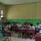 Danramil 1508-01/Tobelo Mayor Inf I Putu Artana Jaya memberikan materi tentang wawasan kebangsaan kepada Siswa-siswi. (Rakyatmu)