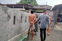 Seorang Pria (tidak pakai baju) Tanpa Menggunakan Busana Ketika Diamankan Warga RT 1/RW 1 Kelurahan Tanah Tinggi Barat. (Rakyatmu)