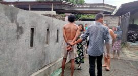 Seorang Pria (tidak pakai baju) Tanpa Menggunakan Busana Ketika Diamankan Warga RT 1/RW 1 Kelurahan Tanah Tinggi Barat. (Rakyatmu)