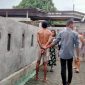Seorang Pria (tidak pakai baju) Tanpa Menggunakan Busana Ketika Diamankan Warga RT 1/RW 1 Kelurahan Tanah Tinggi Barat. (Rakyatmu)