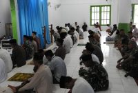 Satgas TMMD ke 117 Kodim 1510/Sula Melaksanakan Salat Jumat bersama Masyarakat. (Rakyatmu)