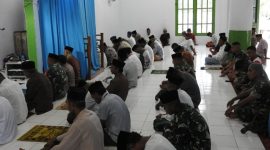 Satgas TMMD ke 117 Kodim 1510/Sula Melaksanakan Salat Jumat bersama Masyarakat. (Rakyatmu)