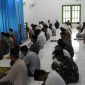 Satgas TMMD ke 117 Kodim 1510/Sula Melaksanakan Salat Jumat bersama Masyarakat. (Rakyatmu)
