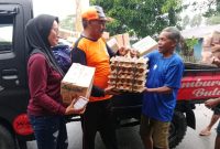Pemda Salurkan Bantuan Makanan. (Rakyatmu)