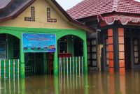 Kondisi Sekolah PAUD dan Kantor Desa Muhajirin yang Terkena Banjir. (Indra for Rakyatmu)