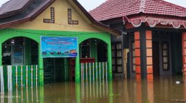 Kondisi Sekolah PAUD dan Kantor Desa Muhajirin yang Terkena Banjir. (Indra for Rakyatmu)