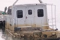 Seekor Buaya Tampak Berteduh di Speedboat. (Rakyatmu)