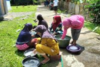 Ibu-ibu Desa Wailau Mempersiapkan Makanan kepada Personil Satgas TMMD. (Rakyatmu)