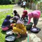 Ibu-ibu Desa Wailau Mempersiapkan Makanan kepada Personil Satgas TMMD. (Rakyatmu)