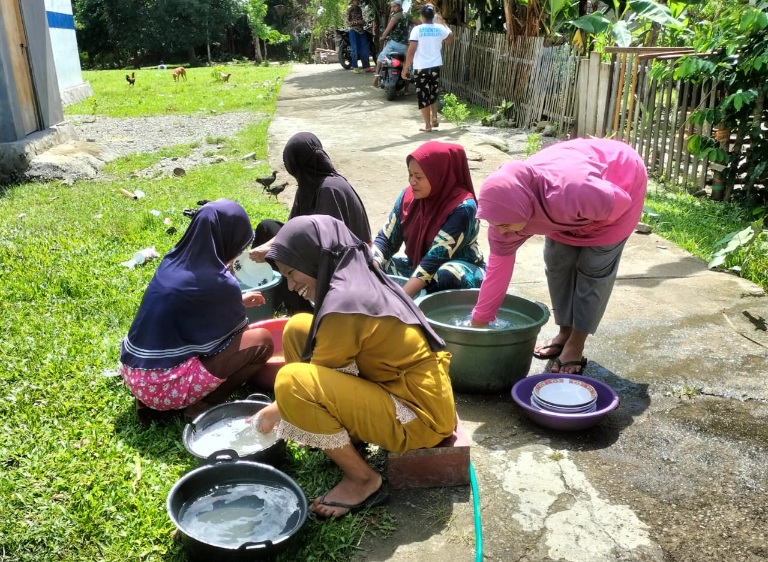 Ibu-ibu Desa Wailau Mempersiapkan Makanan kepada Personil Satgas TMMD. (Rakyatmu)