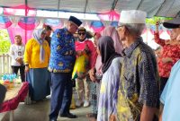 Wakil Bupati Kepulauan Sula, M. Saleh Marasabessy Memberi Bantuan kepada Warga Terdampak Banjir di Desa Waitina. (Rakyatmu)