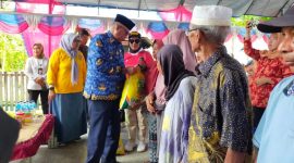 Wakil Bupati Kepulauan Sula, M. Saleh Marasabessy Memberi Bantuan kepada Warga Terdampak Banjir di Desa Waitina. (Rakyatmu)