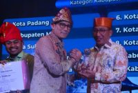 Wali Kota Ternate M. Tauhid Soleman Bersama Menparekraf Sandiaga Uno di Malam Puncak APPI 2023. (Humas For Rakyatmu)