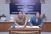 Penandatanganan MoU antara Wali Kota Ternate M. Tauhid Soleman dan Direktur PT. Malut Maju Sejahtera Dirk Soplanit. (Humas for Rakyatmu)
