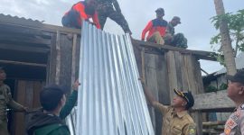 Pemda Kabupaten Pulau Taliabu Berikan Bantuan Berupa Material kepada Korban Angin Puting Beliung. (Rakyatmu) 