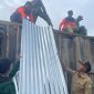 Pemda Kabupaten Pulau Taliabu Berikan Bantuan Berupa Material kepada Korban Angin Puting Beliung. (Rakyatmu) 