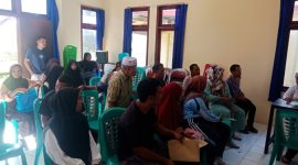 Warga Moti Sedang Melakukan Pengurusan Administrasi Kependudukan. (Rakyatmu)