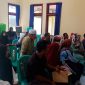 Warga Moti Sedang Melakukan Pengurusan Administrasi Kependudukan. (Rakyatmu)
