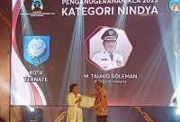 Menteri PPPA, Bintang Puspayoga Berikan Penghargaan KLA Katerogor Nindya Tahun 2023 Kepada Wali Kota Ternate M. Tauhid Soleman. (Rakyatmu)