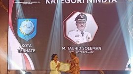 Menteri PPPA, Bintang Puspayoga Berikan Penghargaan KLA Katerogor Nindya Tahun 2023 Kepada Wali Kota Ternate M. Tauhid Soleman. (Rakyatmu)