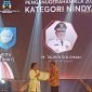 Menteri PPPA, Bintang Puspayoga Berikan Penghargaan KLA Katerogor Nindya Tahun 2023 Kepada Wali Kota Ternate M. Tauhid Soleman. (Rakyatmu)