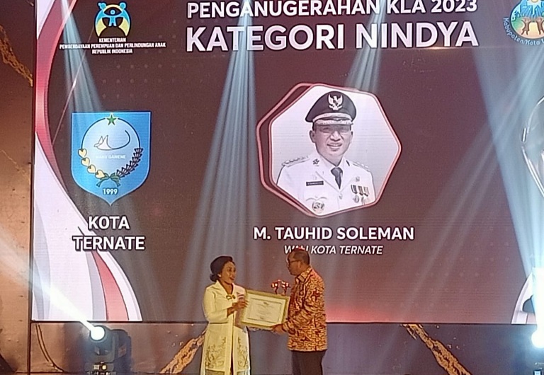 Menteri PPPA, Bintang Puspayoga Berikan Penghargaan KLA Katerogor Nindya Tahun 2023 Kepada Wali Kota Ternate M. Tauhid Soleman. (Rakyatmu)