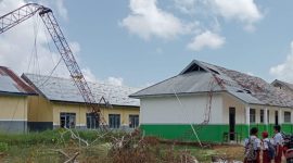 Tower Pemancar Radio HT Roboh menimpa Bangunan SMK Negeri I Taliabu Barat. (Rakyatmu)