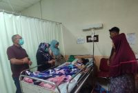 Wali Kota dan Ketua TP-PKK Jenguk Pasien Asal Kota Ternate di Makassar. (Rakyatmu)