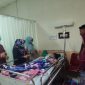 Wali Kota dan Ketua TP-PKK Jenguk Pasien Asal Kota Ternate di Makassar. (Rakyatmu)