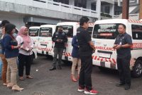 Sembilan Unit Mobil Ambulance Telah Berada di Depan Eks Kantor Wali Kota Ternate. (Rakyatmu)