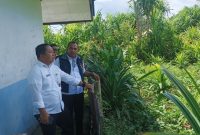 Kepala Bappelitbangda Rizal Marsaoly saat Memantau Bangunan SMPN 3 Kota Ternate. (Dok. Pribadi for Rakyatmu)