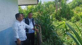 Kepala Bappelitbangda Rizal Marsaoly saat Memantau Bangunan SMPN 3 Kota Ternate. (Dok. Pribadi for Rakyatmu)