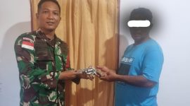 Penyerahan 1 Pucuk Senjata Standar Non Organik Jenis Revolver kepada Kapten Arh Sumardiono Danki Satgas Yonarhanud 3/YBY. (Istimewa/Rakyatmu)