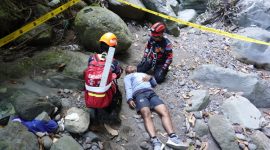 Pelatihan Basarnas Ternate Evakuasi Korban di Medan Ketinggian. (Rakyatmu)