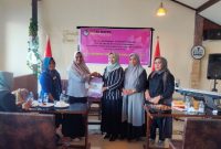 Serah Terima Kepengurusan dari Ketua DPD KPPI Maluku Utara Marlita Puasa kepada Ketua Terpilih DPC KPPI Kota Ternate Novalia Yusmiranda. (Rakyatmu)
