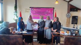 Serah Terima Kepengurusan dari Ketua DPD KPPI Maluku Utara Marlita Puasa kepada Ketua Terpilih DPC KPPI Kota Ternate Novalia Yusmiranda. (Rakyatmu)