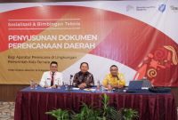 Kepala Bappelitbangda Rizal Marsaoly (Tengah), Sekretaris Bappelitbangda Ronny Aries Setyono (Kemeja Putih) dan Pemateri dari Bappenas (Kemeja Kuning).
