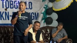 Kabid PPKL DLH Kota Ternate Syarif Tjan Pada Saat Menjadi Pembicara di Talk Show Festival Pantai Tobololo dan Perpisahan Tim KKN-PPM UGM. (Rakyatmu)